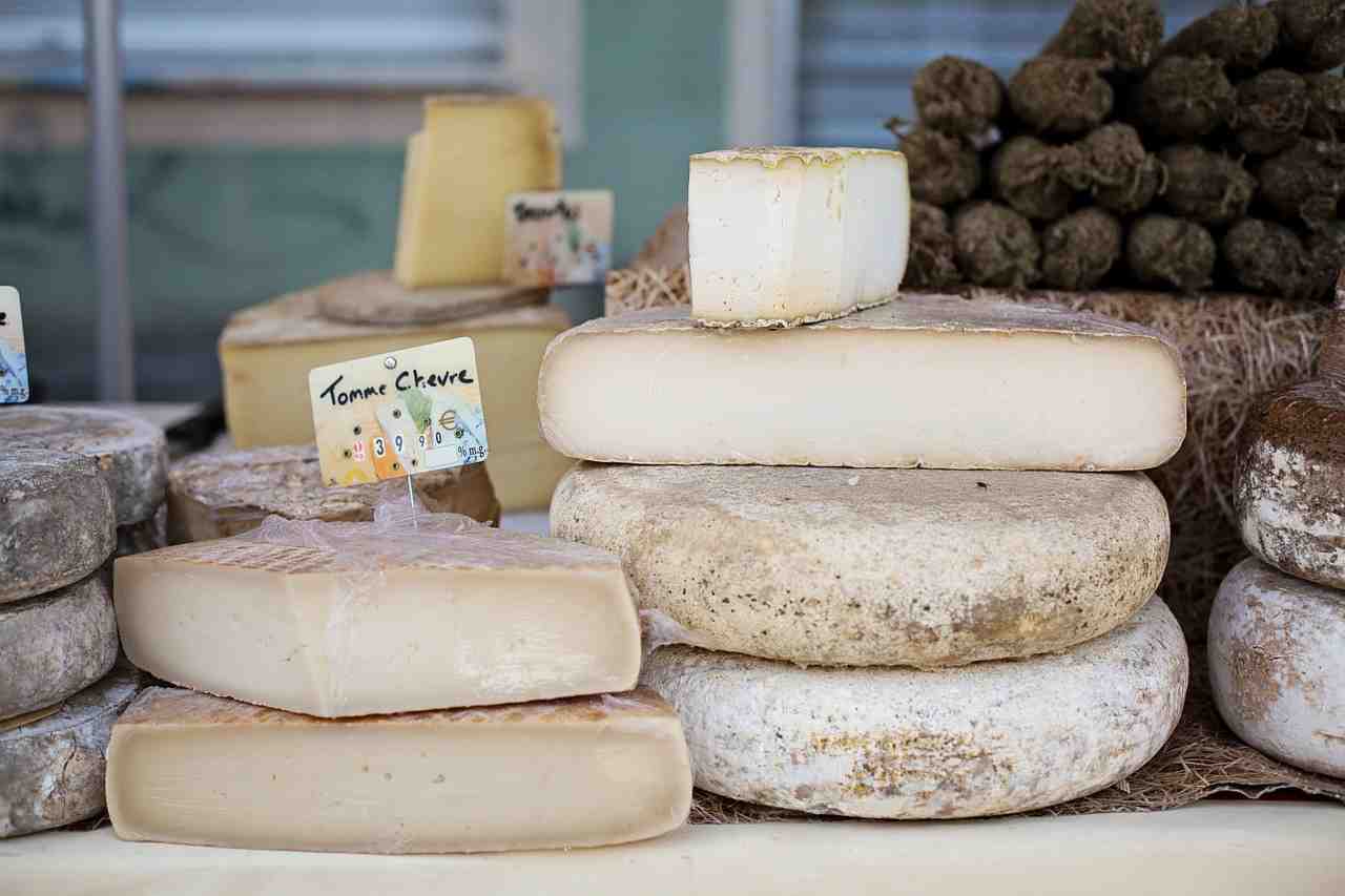 fromages, pile de fromages, france